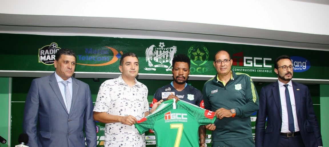 رسمياً...بادو الزاكي وفريق الدفاع الحسني يقدمان اللاعب الجديد بصفوف الفريق