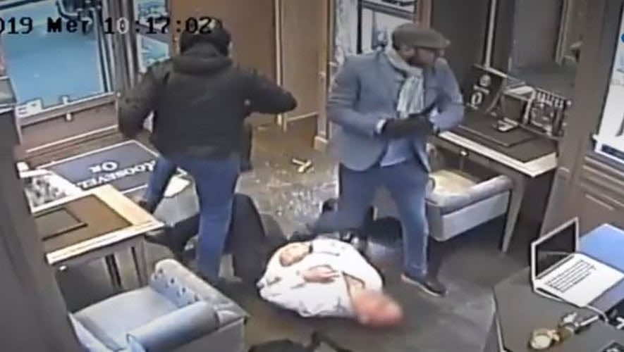مسلحان يسطوان على محل مجوهرات في واضحة النهار والمارة يحاولون إمساكهما -فيديو