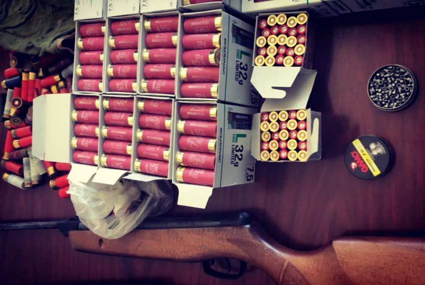 استنفار في طنجة.. حجز 5 بنادق وأزيد من 1000 خرطوشة -التفاصيل