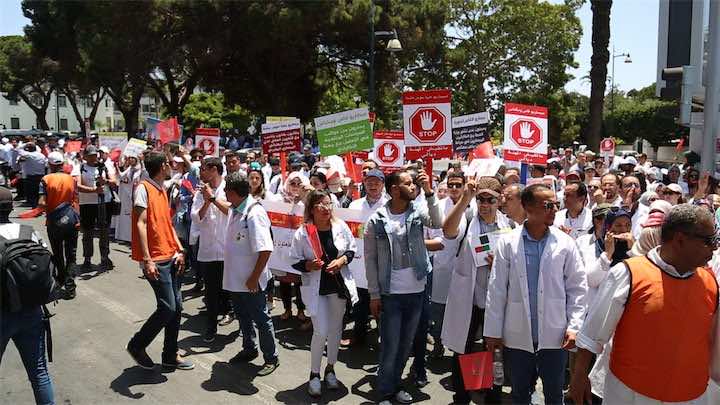 بسبب مشروع القانون 45.13.. المبصاريون يصعدون بوقفة حاشدة أمام وزارة الصحة - فيديو