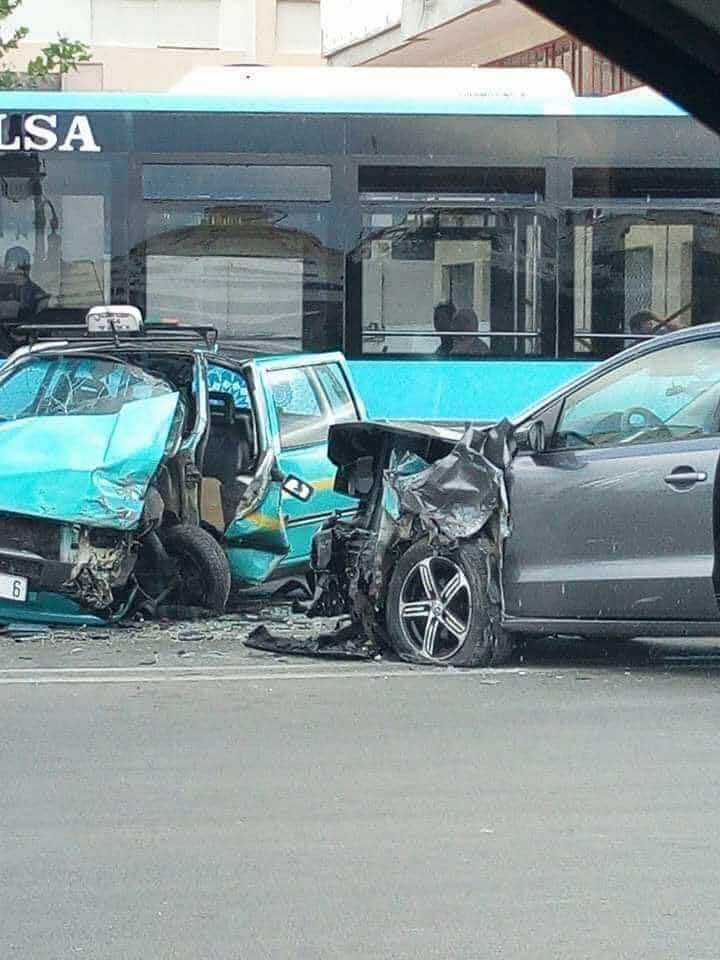 حادثة في طنجة كل يوم..خسائر مادية إثر اصطدام بين سيارة و"طاكسي"!