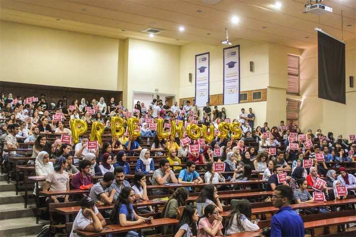 البيضاء.. طلبة الطب يتضامنون مع أستاذهم الموقوف ويرفعون "تيفو" باسمه