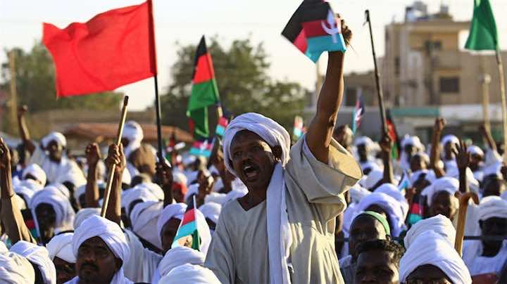 ثورة السودان.. عشرات الآلاف يطالبون بتسليم الحكم للمدنيين