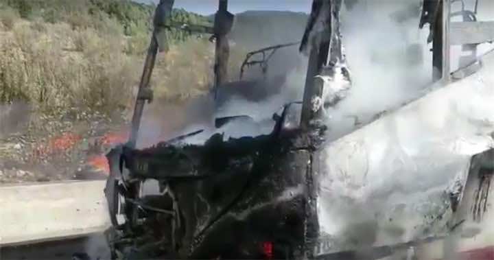 النيران تلتهم حافلة لمغاربة عائدين إلى أرض الوطن - فيديو