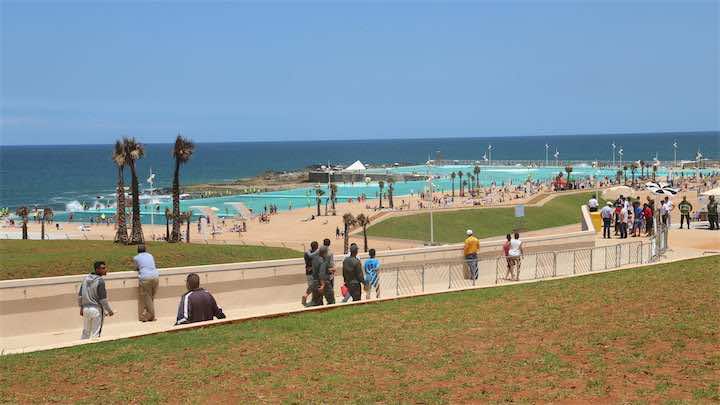 تغزوه الأعشاب البحرية وتؤثر في رائحته ولونه.. هل أصبحت مياه المسبح الكبير للرباط ملوثة؟