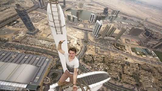 "سيلفي" يسقط سائحا بريطانيا من ارتفاع 12 مترا ويرديه قتيلا!