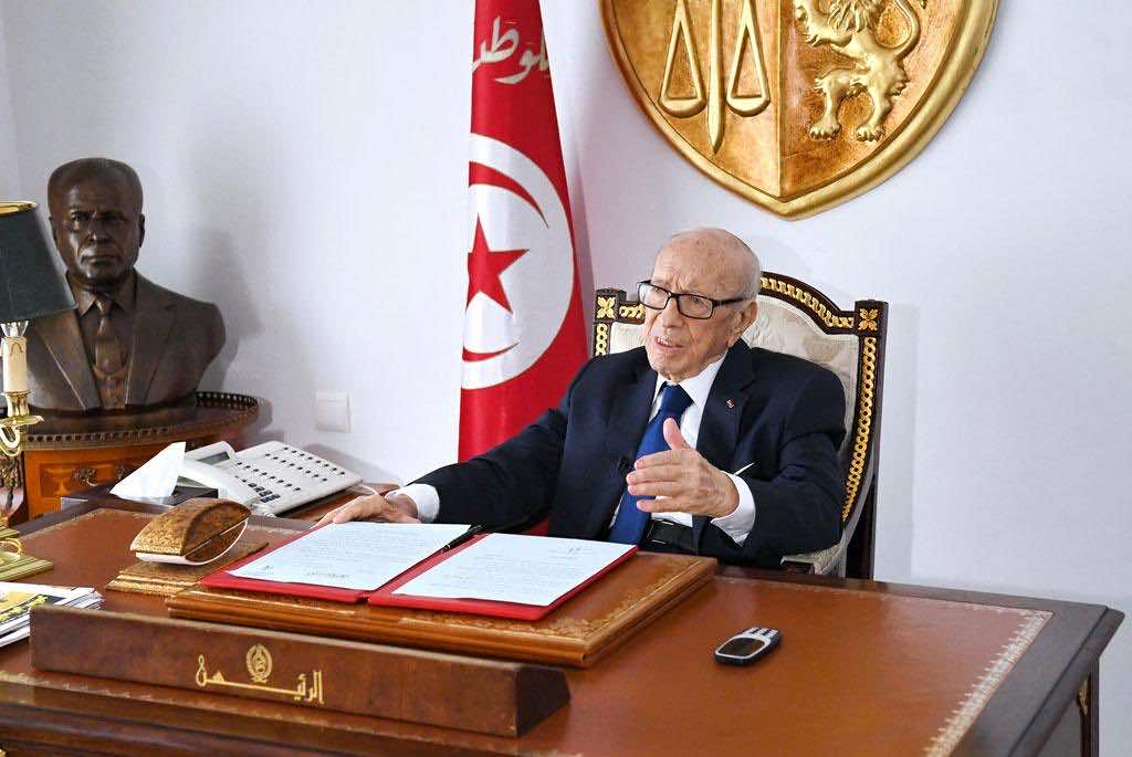 في أول ظهور له.. السبسي يمدد حالة الطوارئ ويثبت موعد الانتخابات - فيديو
