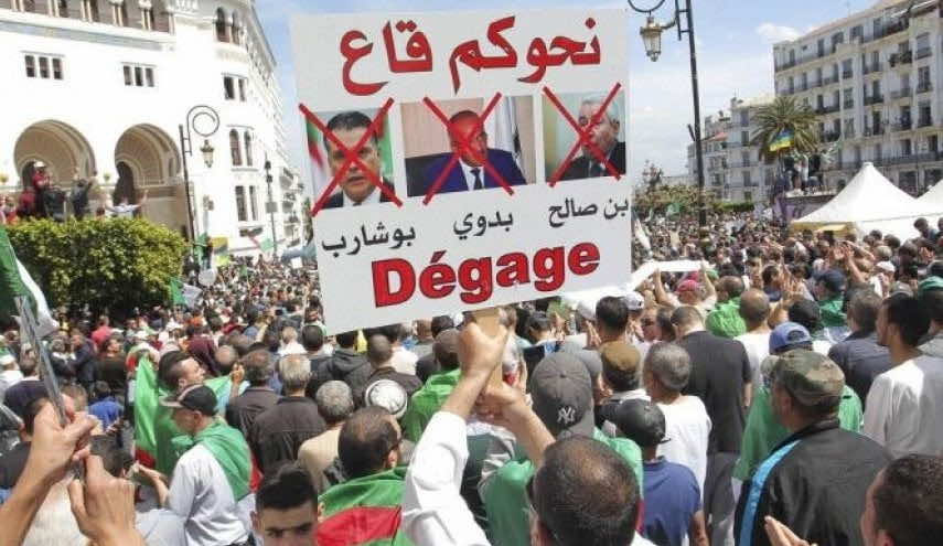 للأسبوع الـ30 على التوالي .. الحشود تخرج للاحتجاج في مدن الجزائر وترفع شعار "لا انتخابات مع العصابة"