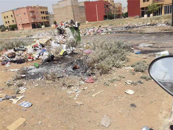 انتشار الأزبال يفجر غضب سكان أولاد عياد في بني ملال: نعيش وسط "الخنز"- صور