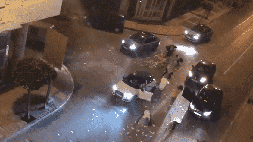 استنفار في طنجة بعد رمي الملايين في الشارع.. مواطنون نزلوا من سياراتهم لجمعها- فيديو