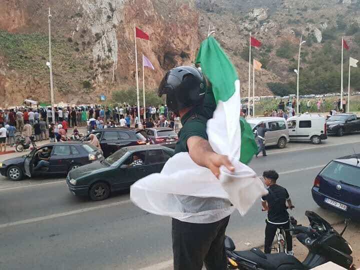 مغاربة وجزائريون.. لقاء بدون عناق