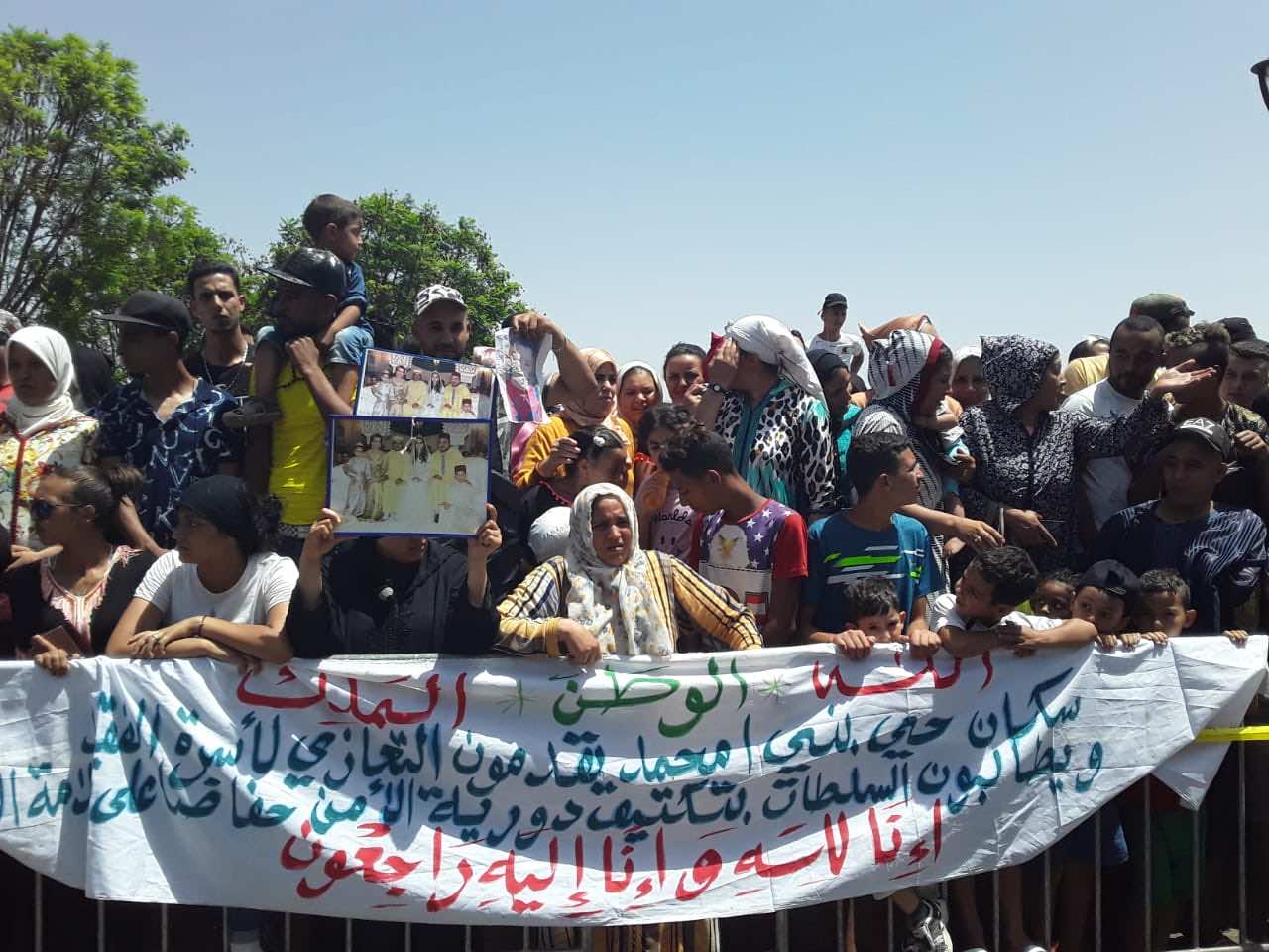 جريمة قتل الطفل "رضا"..العائلة والجيران يحجون لمتابعة تمثيل الجريمة-صور