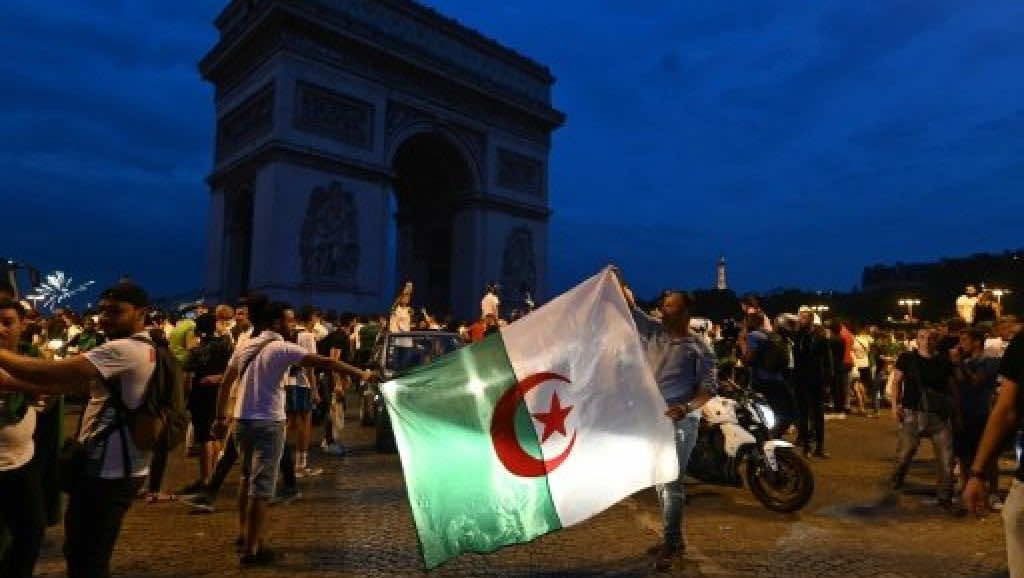 احتفالات تأهل الجزائر لنهائي "الكان" في مصر.. فرنسا توقف المئات -التفاصيل