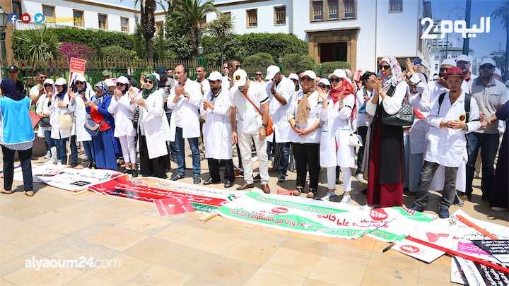 المبصاريون يحتجون أمام البرلمان ويتهمون الحكومة بالخضوع لـ"لوبي الأطباء" -فيديو