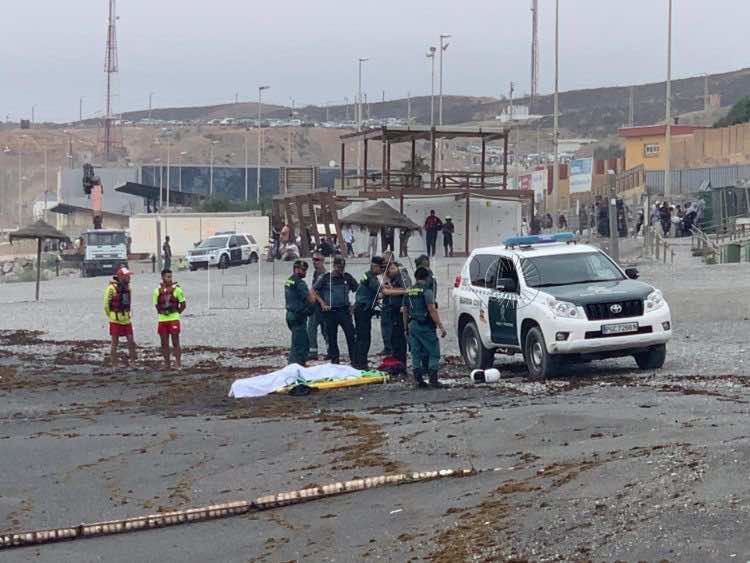 جثة شاب على شاطئ سبتة تستنفر أمن المدينة المحتلة..حاول العبور سباحة إلى الضفة الأخرى