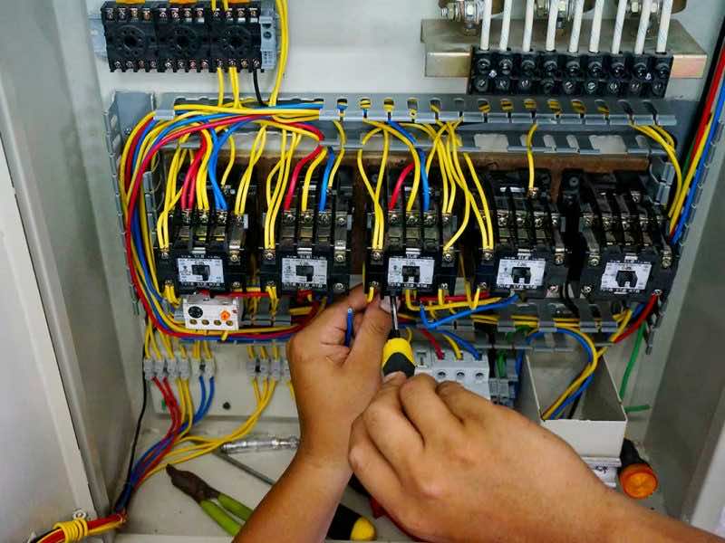 بضغط من لفتيت.. الرباح يتراجع عن قرار الربط الكهربائي بشهادة السكنى فقط