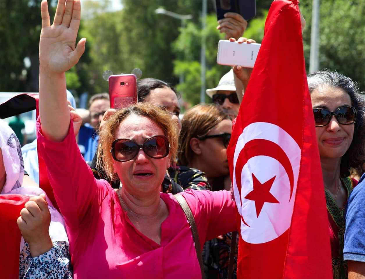 نقل جثمانه إلى منزله قبل أن يوارى الثرى السبت..تونس تبكي السبسي -صور
