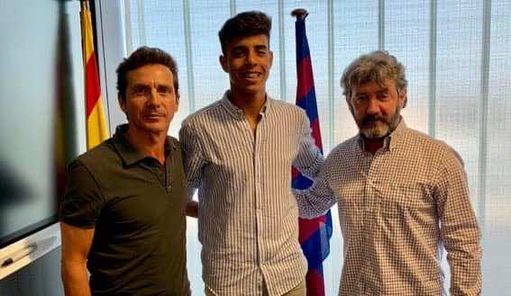 نجم دفاع المنتخب المغربي ينضم رسميا لبرشلونة الإسباني