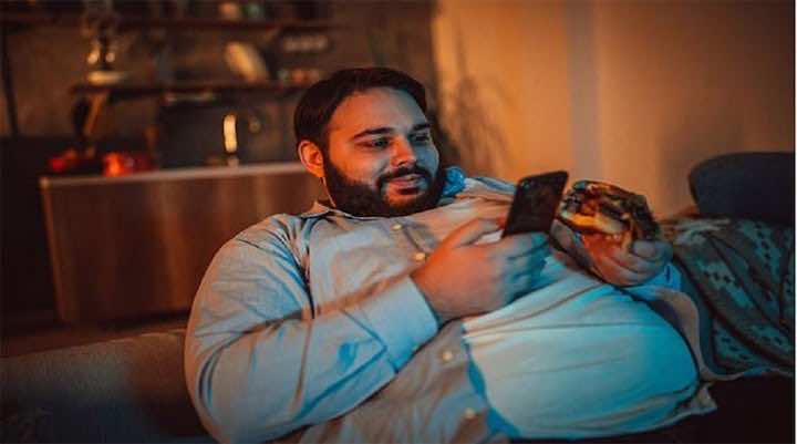 دراسة..هاتفك الذكي قد يجعلك بدينا!