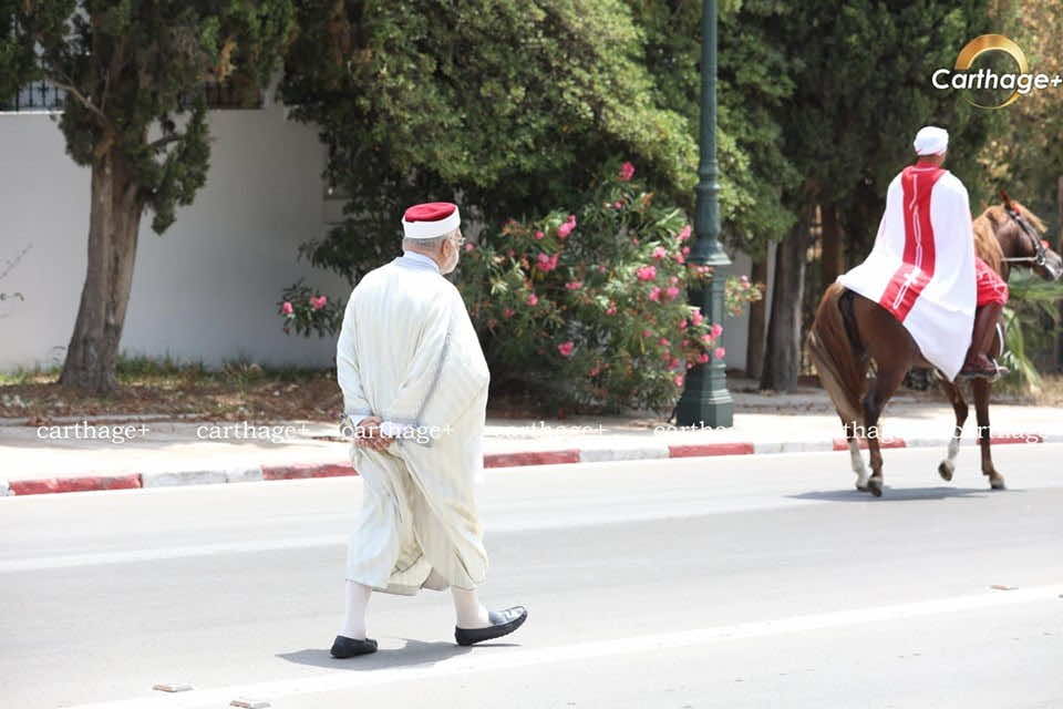 الشيخ عبد الفتاح مورو يصر على المشي وحيدا في جنازة السبسي تلبية لرغبة الأخير -صورة-