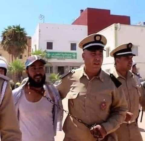 فيديو جر مواطن بسلسلة من عنقه يُخرج سُلطات آسفي للتوضيح: إدعاءات مجانية والمعني بالأمر كبل نفسه -فيديو