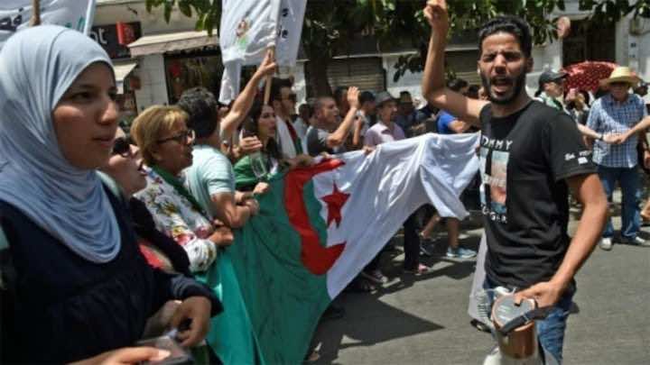 للشهر السادس على التوالي.. طلبة الجزائر يخرجون للشارع: لا حوار مع العصابة!