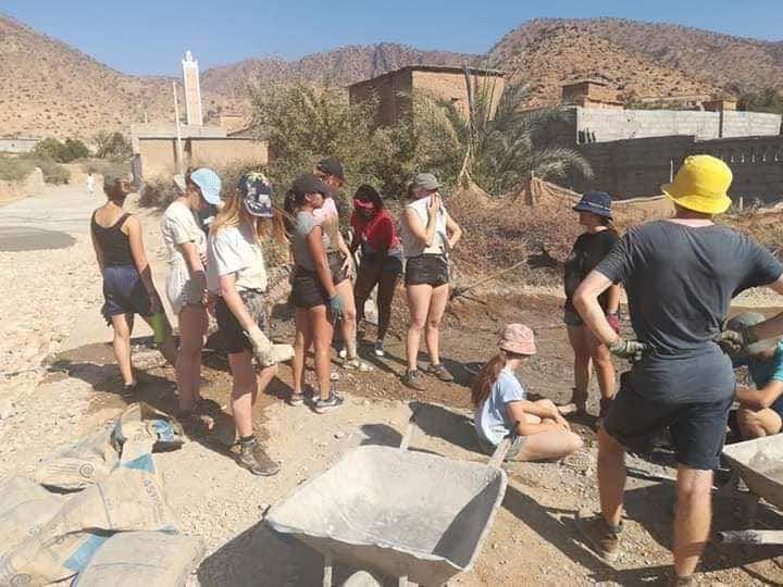 شابات بلجيكيات خصصن جزءا من عطلتهن لعمل إنساني في المغرب..تعبيد طرق قرية نائية- صور
