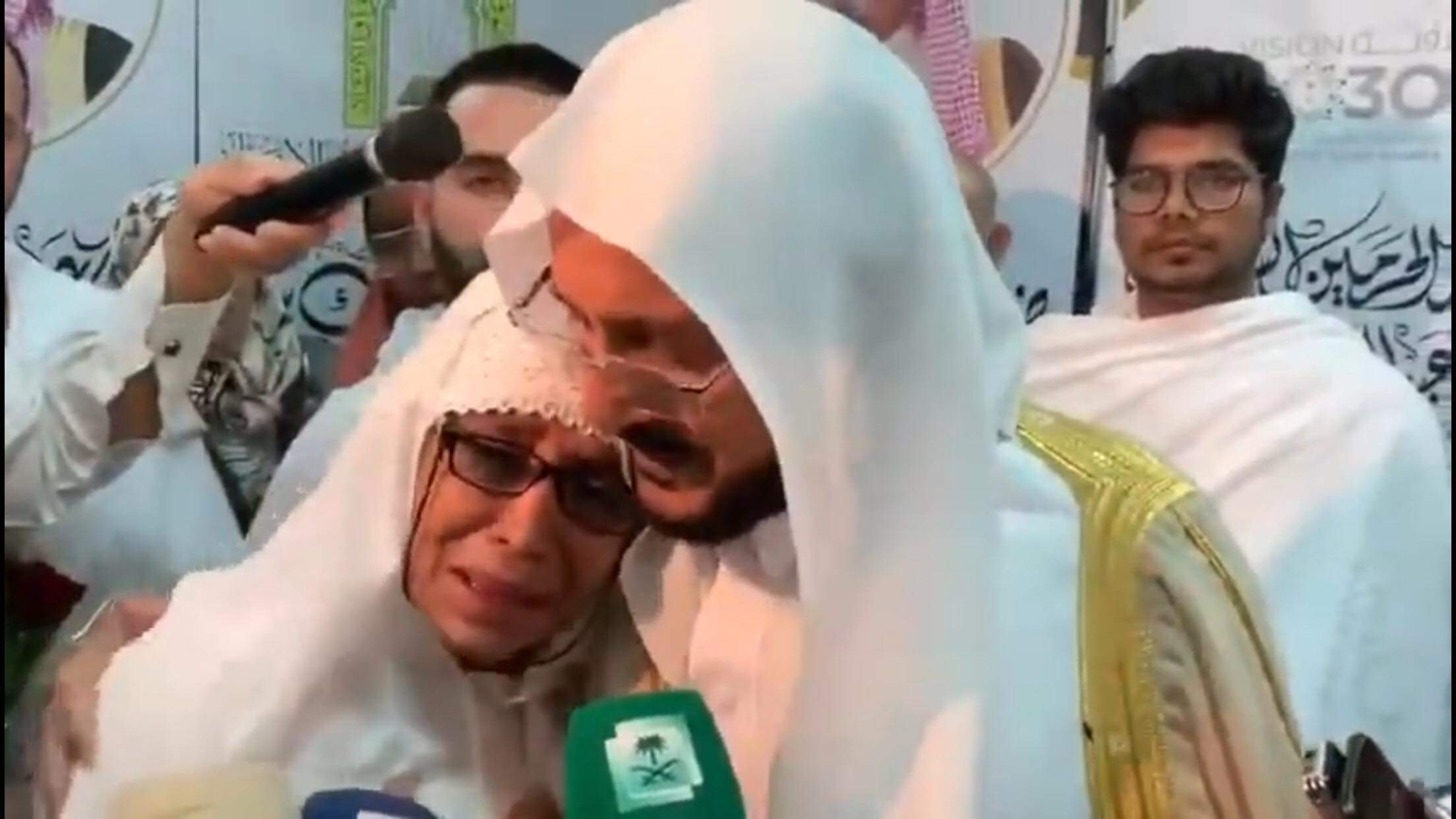 جدل حول احتضان وزير الأوقاف السعودي "حاجة" نيوزيلندية.. بين الالتفاتة الإنسانية وانتهاك الضوابط الشرعية - فيديو