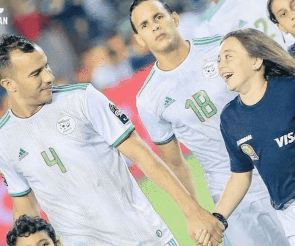 نجم المنتخب الجزائري يمنح أبناء حيه 60 أضحية في العيد