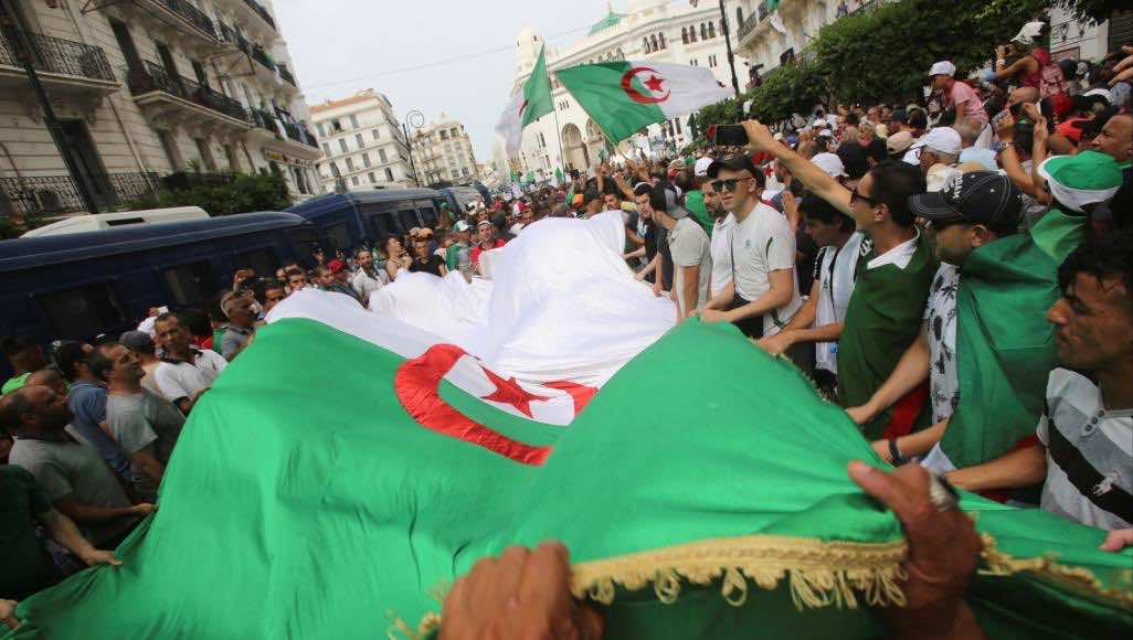 الجزائر .. آلاف المتظاهرين قضوا ليلتهم بالشارع رفضا للإنتخابات