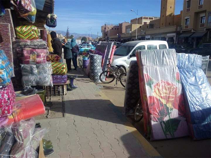 مواطنون يطلبون من رؤساء الجماعات "الترخيص" لهم بالسير على الرصيف- وثيقة