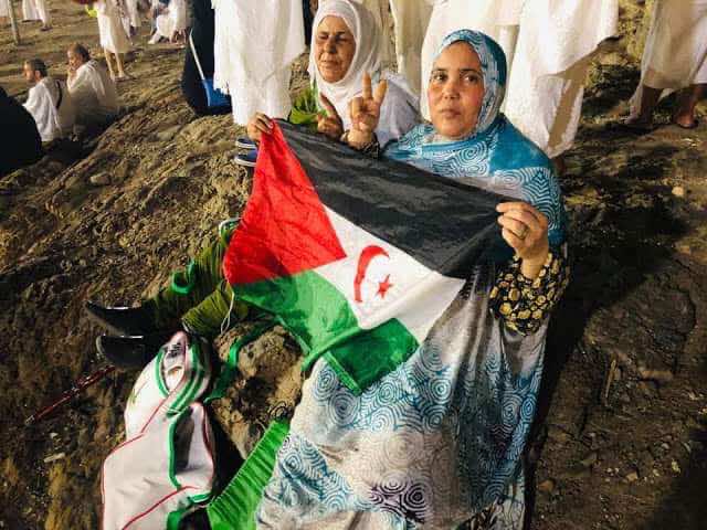 سابقة.. انفصاليون يرفعون شعار "البوليساريو" في جبل عرفة والبوعمري: سلوك يسائل السلطات السعودية التي تمنع الرموز السياسية في الحج