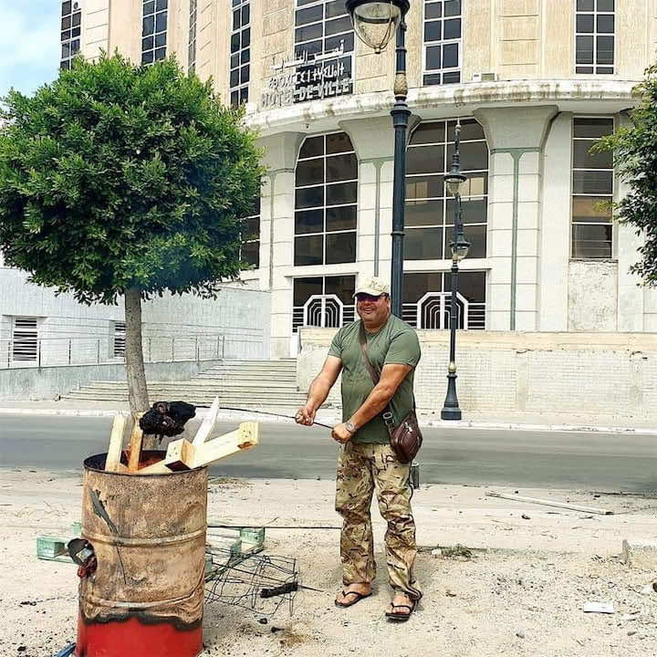 "طنجاوة" يتحدون المنع.. شباب يشوون رؤوس الأغنام أمام مقر جماعة