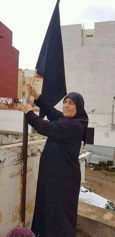 والدة الزفزافي تتلحف السواد في العيد.. وعائلات معتقلي الحراك ترفع الأعلام السوداء في أعلى البيوت حزنا على أبنائها