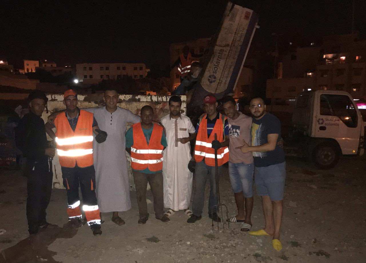 مياه معدنية وترحيب... شباب يستقبلون عمال النظافة بعد يوم شاق من العمل: "الشكر في حقهم لايكفي"-فيديو