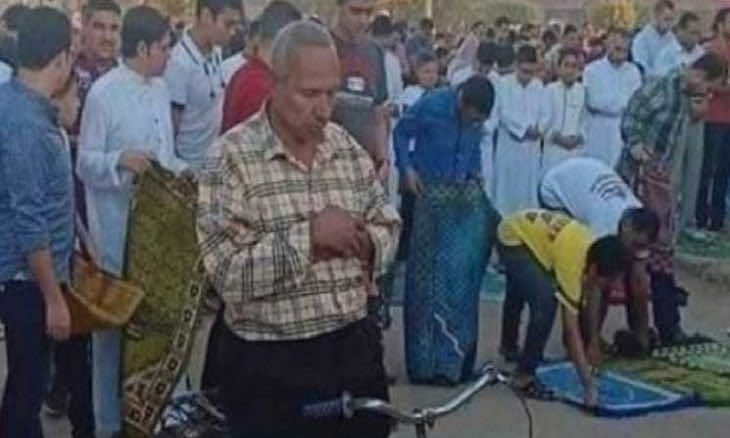 التشهير يقتل..وفاة مواطن مصري متأثرا بالسخرية من صلاته راكبا دراجة هوائية!