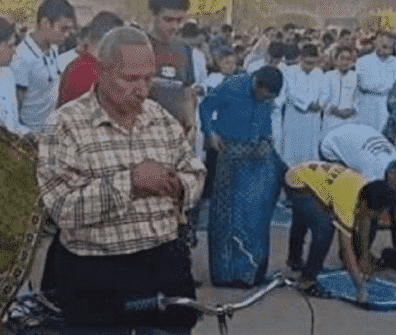 قصة مصري أدى صلاة العيد فوق دراجته.. وفاته إشاعة ويعاني من التهاب المفاصل منعه من السجود والركوع