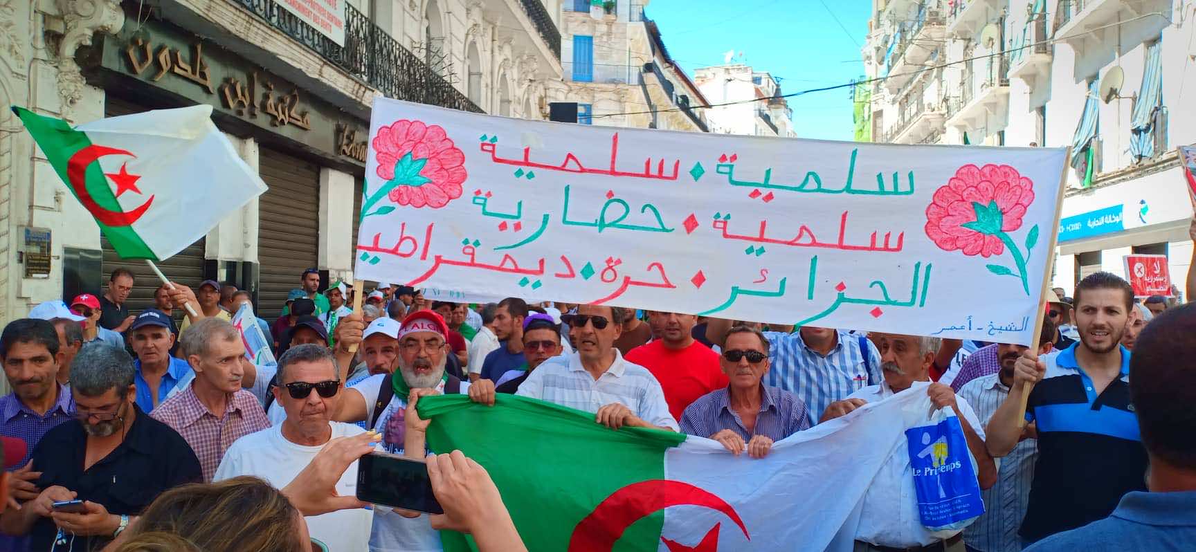 الشيوخ يتصدرون المحتجين بالحراك الجزائري.. والشعارات تطالب بـ"الإستقلال" و"رحيل العصابة" -فيديو