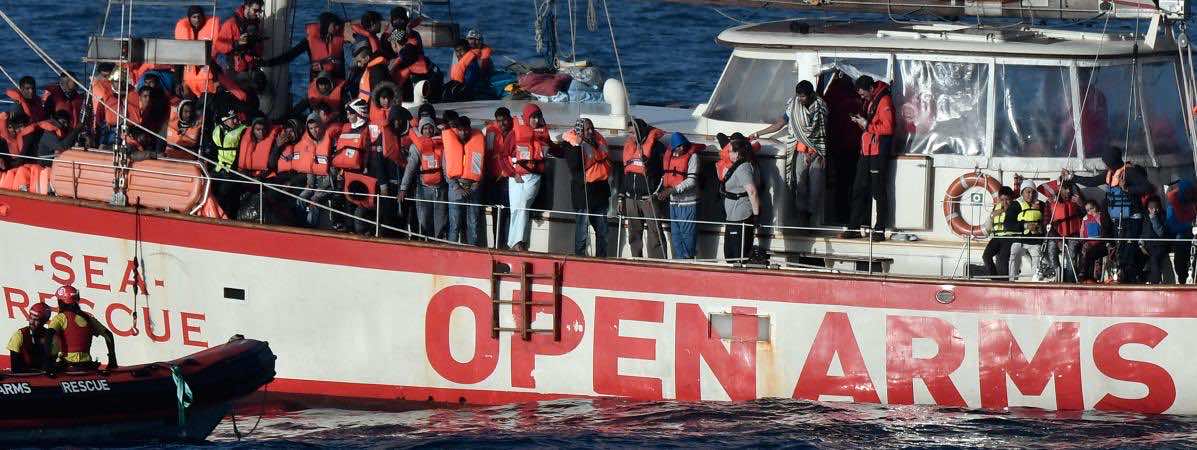"اليأس" يدفع مهاجرين للقفز بالمياه الإيطالية بعد 17 يوما دون إغاثة