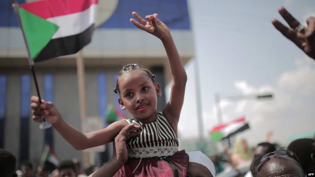 انتهاكات لحقوق الإنسان وجرائم فساد لا تسقط بالتقادم.. ما هي أبرز بنود الوثيقة الدستورية في السودان؟