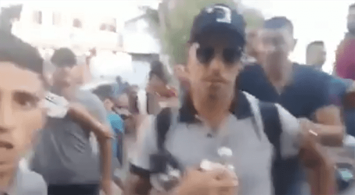 وجد نفسه في موقف محرج.. سواريز يتجول في أحياء طنجة بدون أمن وحراسة - فيديو