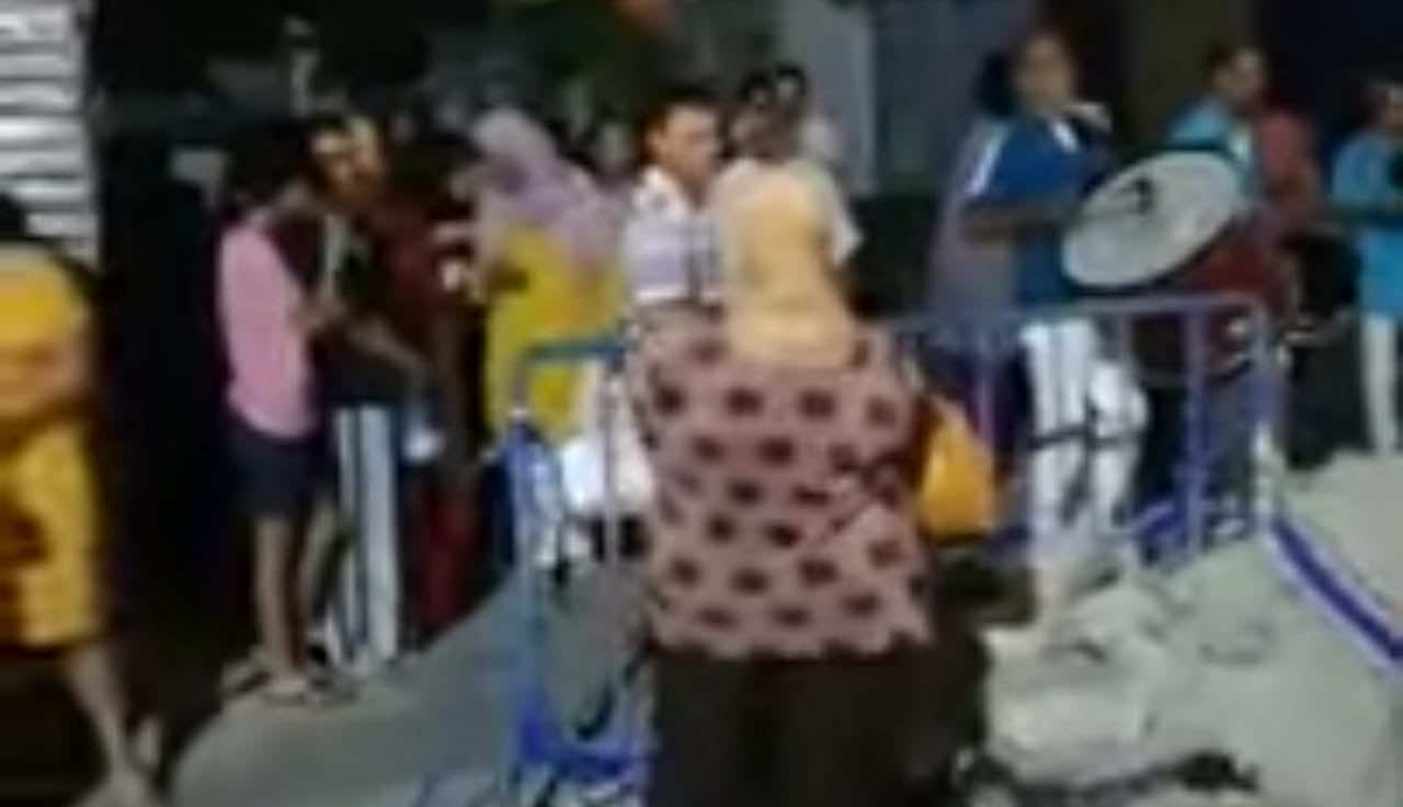 احتجاج من نوع آخر..مواطن يحتفل بعيد ميلاد حفرة عمرها 30 يوما !