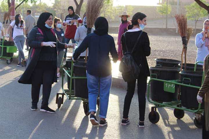 مبادرة رائعة.. شباب طلبوا من عمال النظافة أن يرتاحوا وأخذوا لوازم النظافة وقاموا بتنظيف المدينة -صور