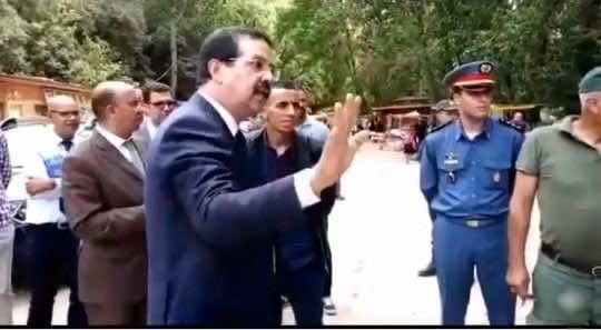 عامل  إفران "ينفجر" بوجه تجار موسميين بمنطقة سياحية: “هاد تشفارت ديالكم سالينا معاها-فيديو”