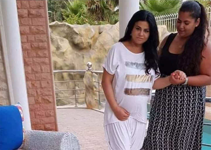 انتفاخ في القدمين وصعوبة في المشي.. أعراض الحمل ظاهرة على لطيفة رأفت-صورة