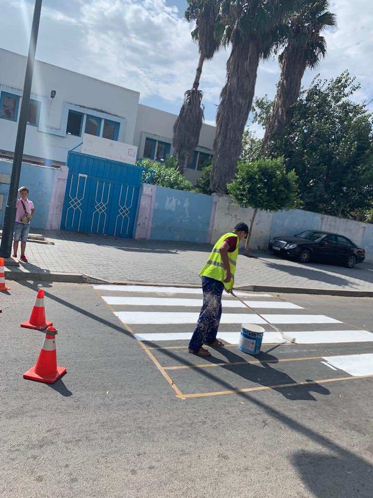 استعدادا للموسم الدراسي الجديد.. جماعة طنجة تعيد تشوير ممرات الراجلين أمام المؤسسات التعليمية