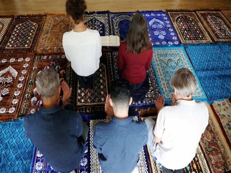 جدل في فرنسا.. سيدتان غير محجبتان تؤمان المصلين في صلاة مختلطة - صور