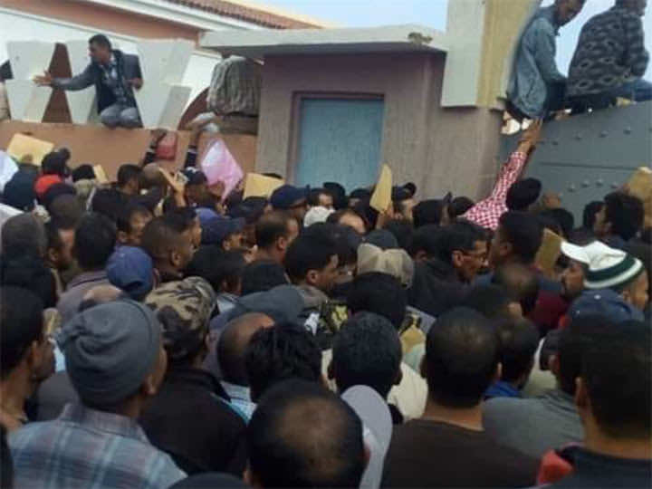 ازدحام شديد في أولاد تايمة .. الشباب يتقدمون بالمئات للترشح من أجل فرصة شغل في الضيعات الفرنسية