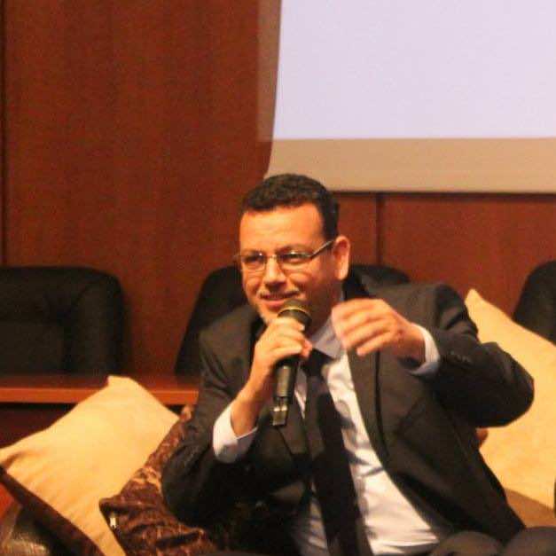 وزارة التعليم تستمر في توقيف أستاذ بكلية الطب.. والطلبة يلوحون بالعودة إلى الاحتجاج دعما له