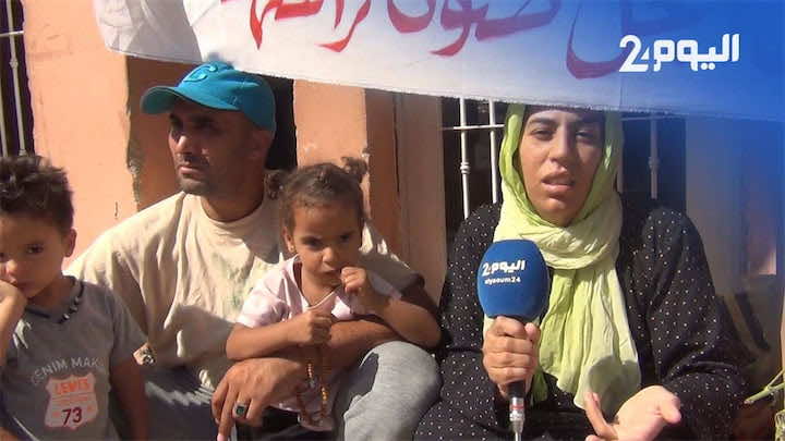 بني ملال.. أسرة مشردة تحتج أمام الجماعة والأب: "دوزت 22 سنة فالسجن وعفا عليا الله وبغيت خدمة في الحلال" - فيديو